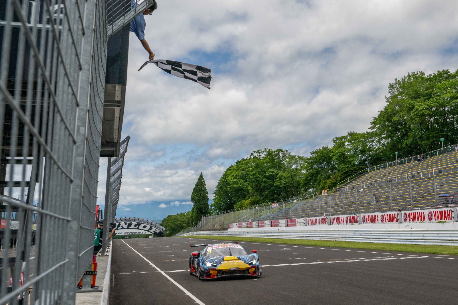 SUGO: 9号車 BINGO RACING with LM Corsaが快勝！GT4は39号車がポールトゥウィン