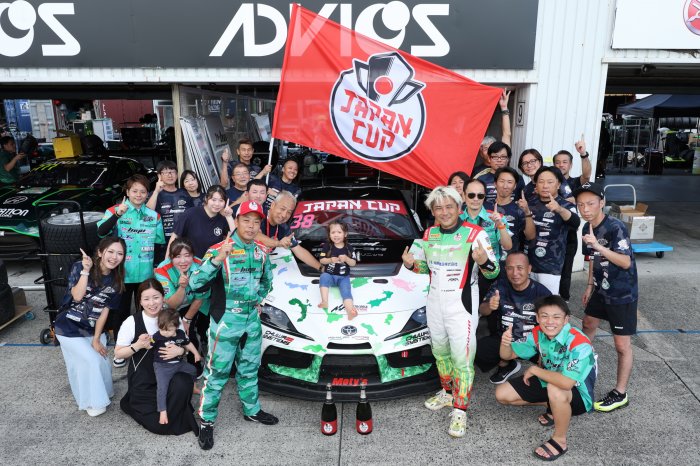 Japan Cup レース2: チャンピオン98号車が優勝！38号車がGT4タイトル獲得！