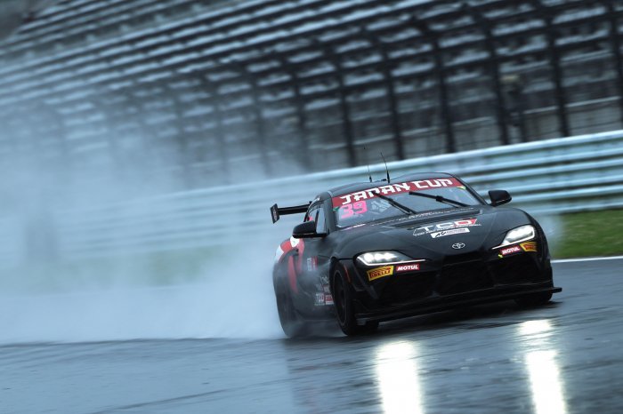 Japan Cup FP1: 39号車卜部和久がトップタイム！ウェットセッションで首位