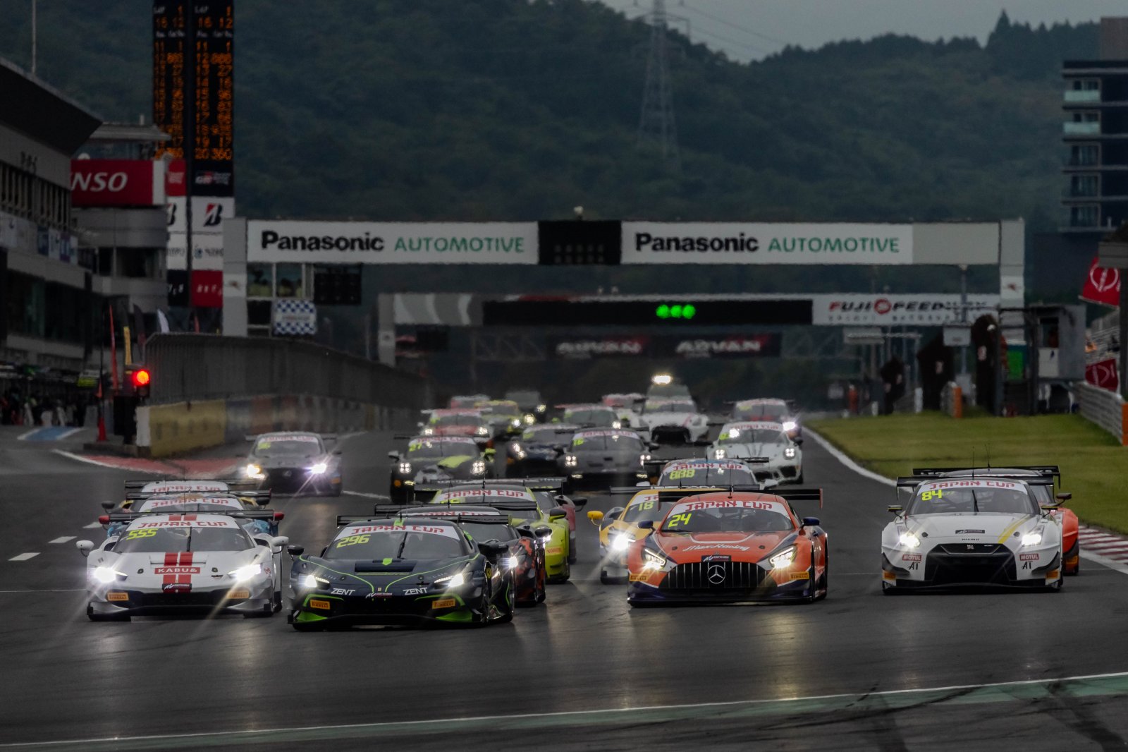 FUJI: 6番手スタートの666号車が波乱のレース1を制しランキング同率トップに浮上！