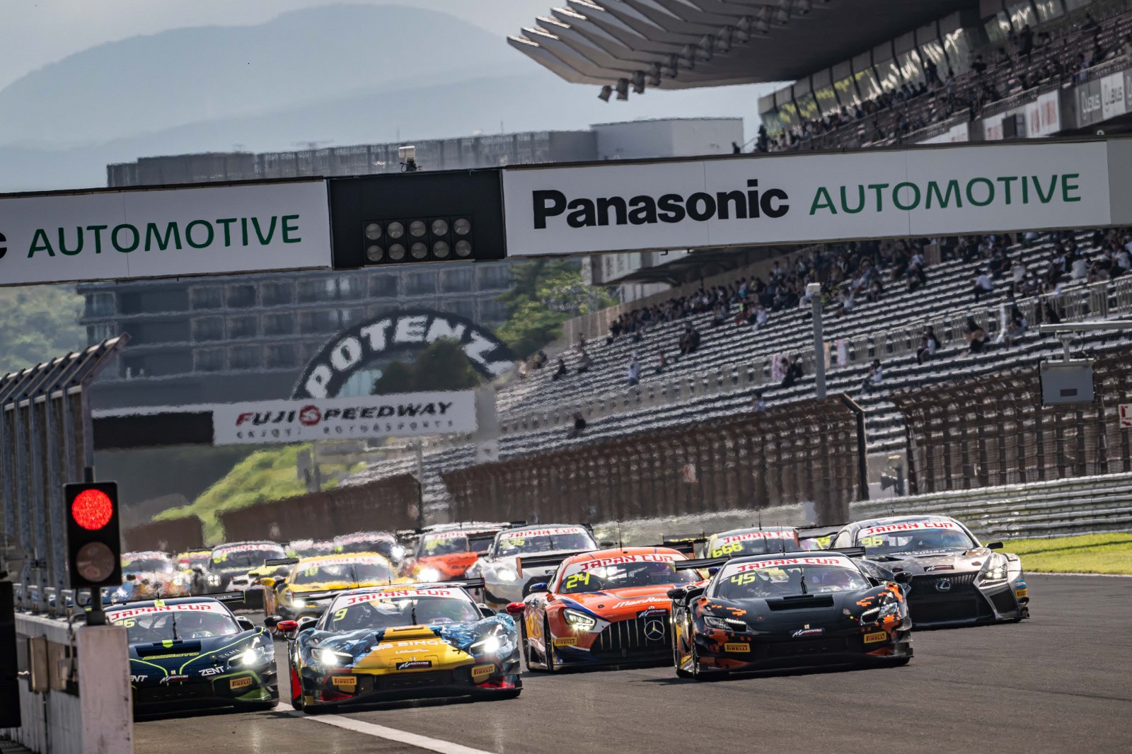 FUJI: 大波乱のレース2を制したのは296号車！ファイナルラップでリードを奪う